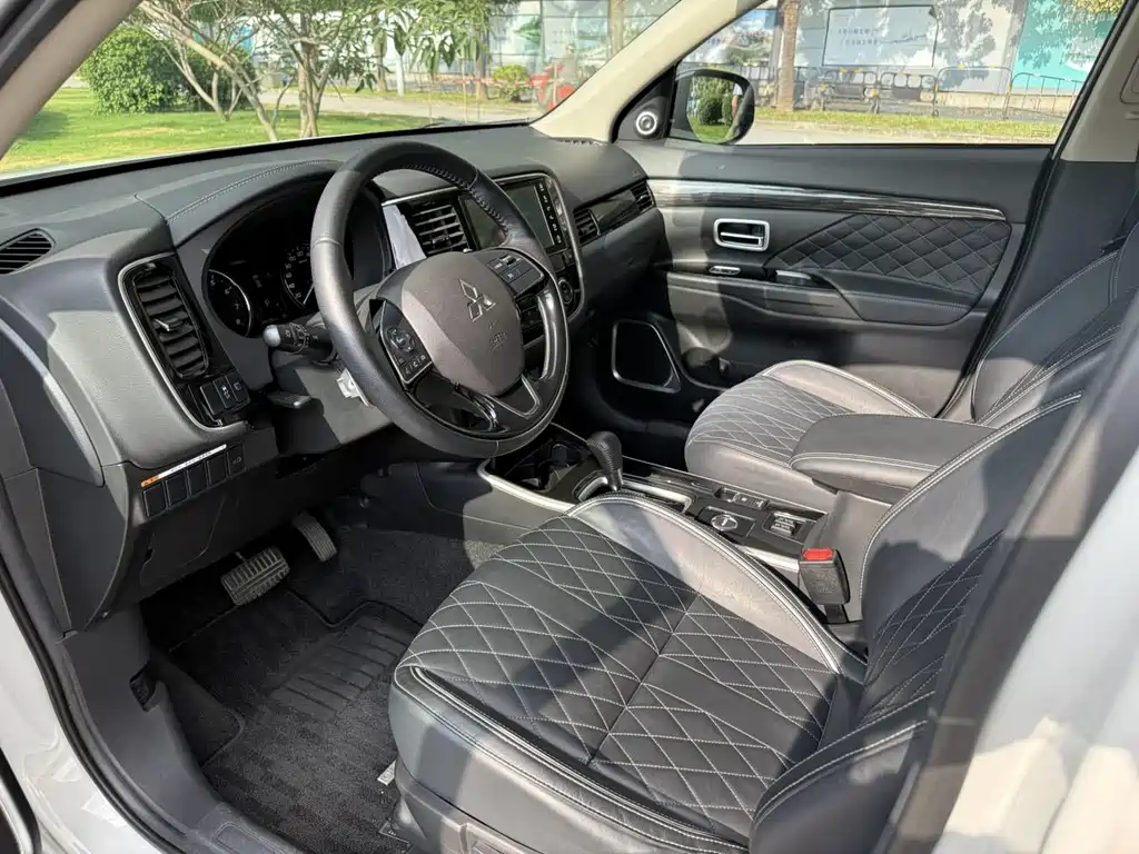 Mitsubishi Outlander 2020 2.4L AWD Zhixiang Edition 7-Seater
