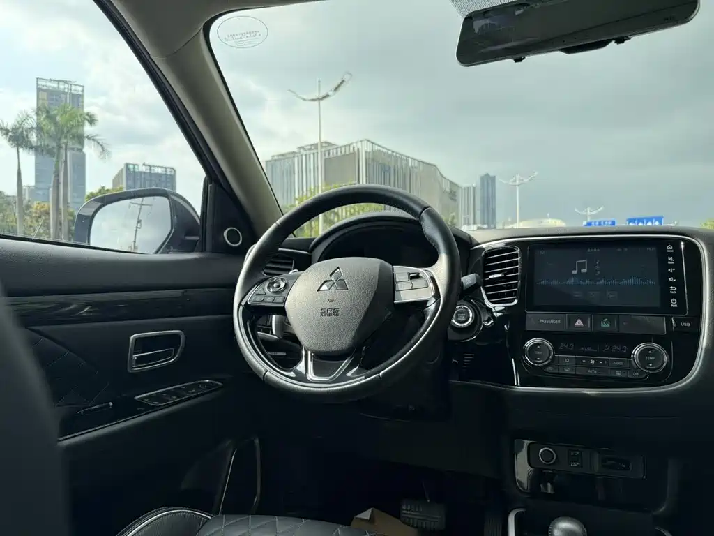 Mitsubishi Outlander 2020 2.4L AWD Zhixiang Edition 7-Seater