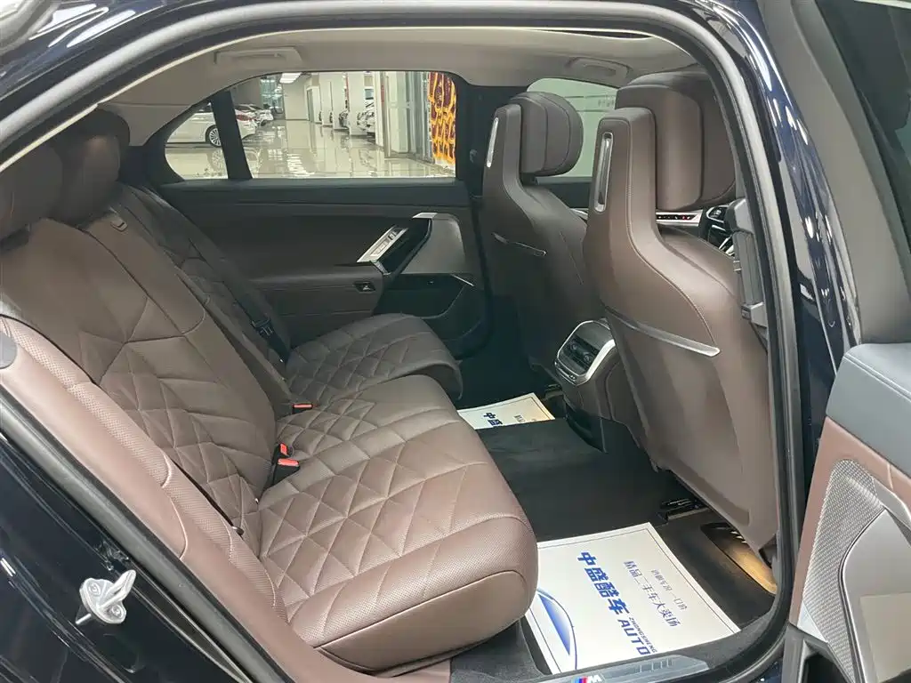 BMW 7 Series 2023 735Li M Sport Package