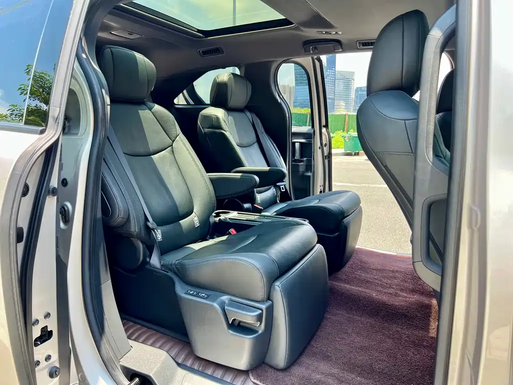 2021 Toyota Sienna Hybrid Platinum