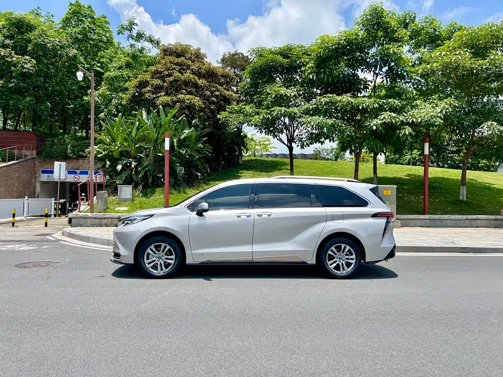 2021 Toyota Sienna Hybrid Platinum