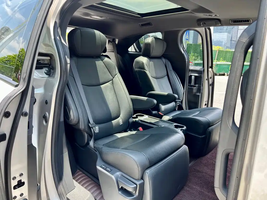 2021 Toyota Sienna Hybrid Platinum