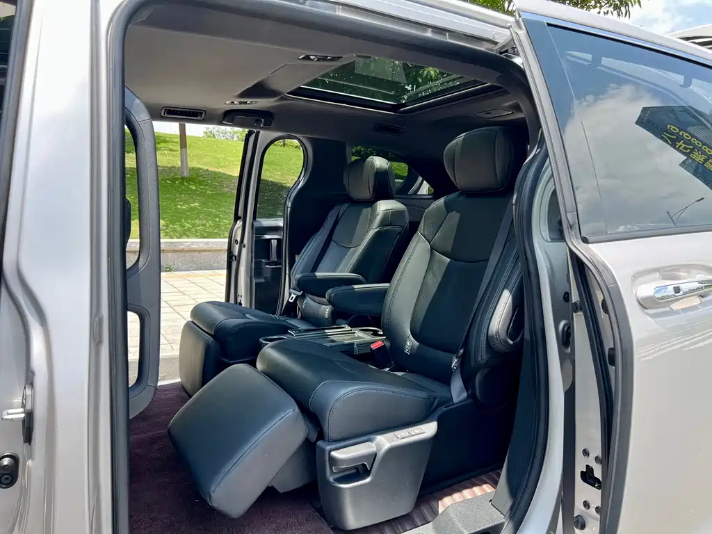 2021 Toyota Sienna Hybrid Platinum