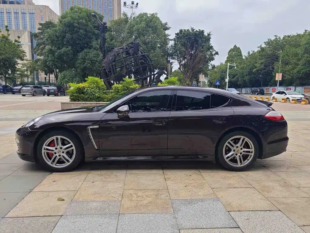 Porsche Panamera 4 Platinum Edition 3.6L 2013