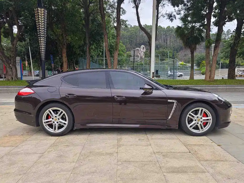Porsche Panamera 4 Platinum Edition 3.6L 2013
