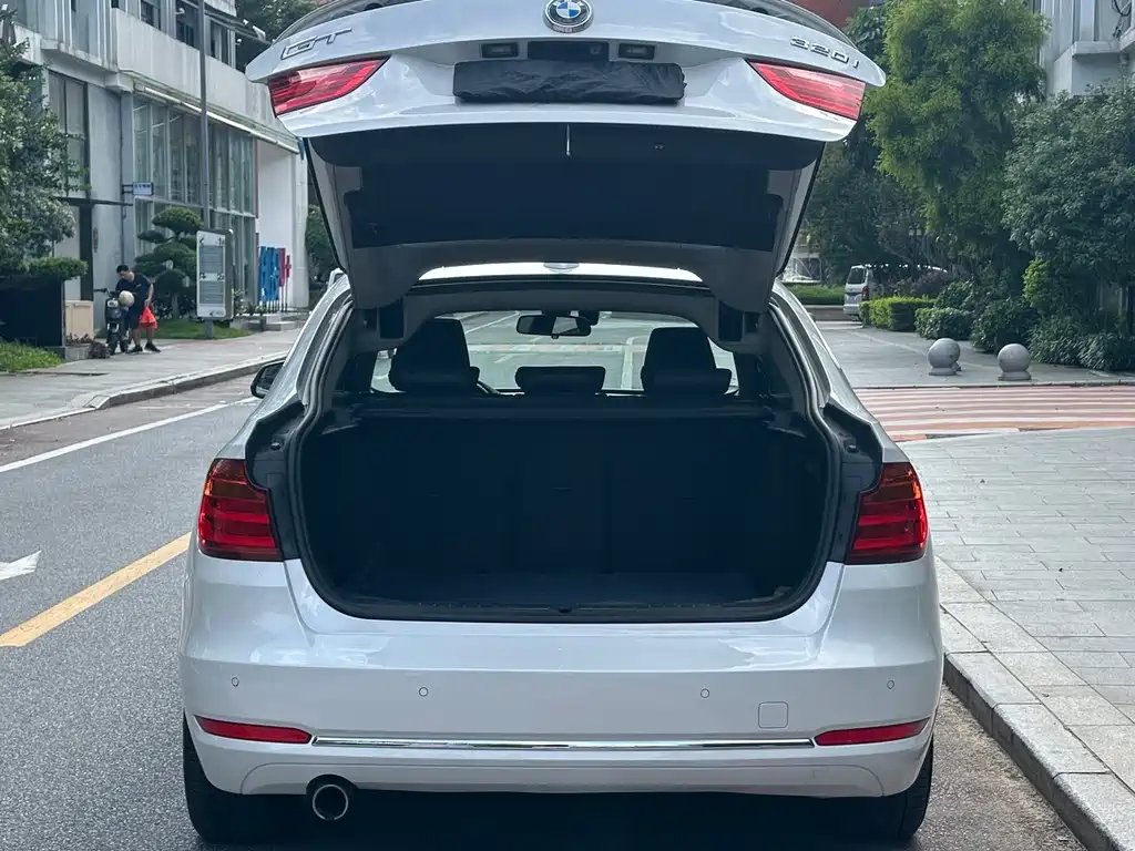 BMW 3 Series GT 2014 320i Design Package