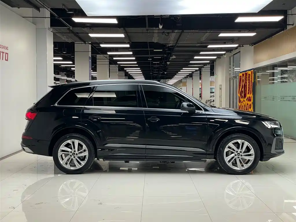 Audi Q7 2023 45 TFSI quattro S line Sport