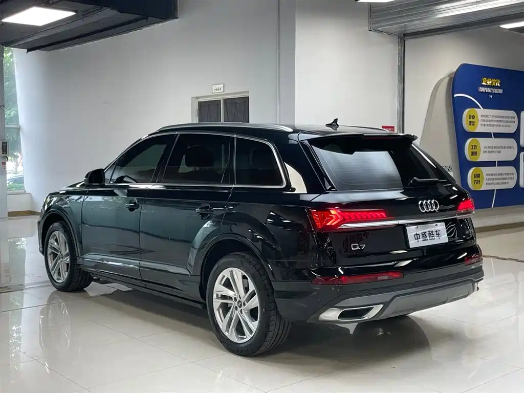 Audi Q7 2023 45 TFSI quattro S line Sport