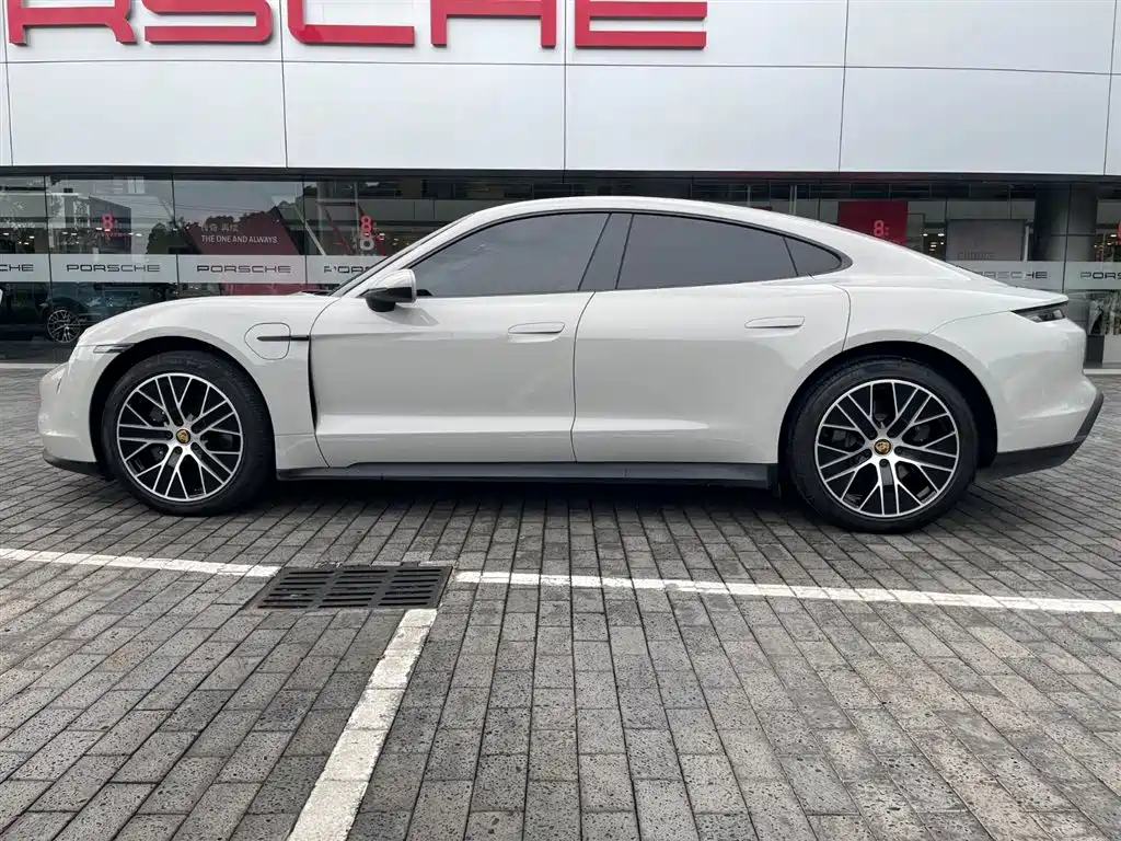 Porsche Taycan 2022