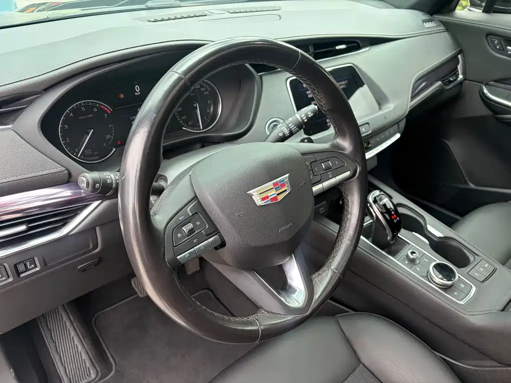 Cadillac XT4 2021 28T FWD Luxury