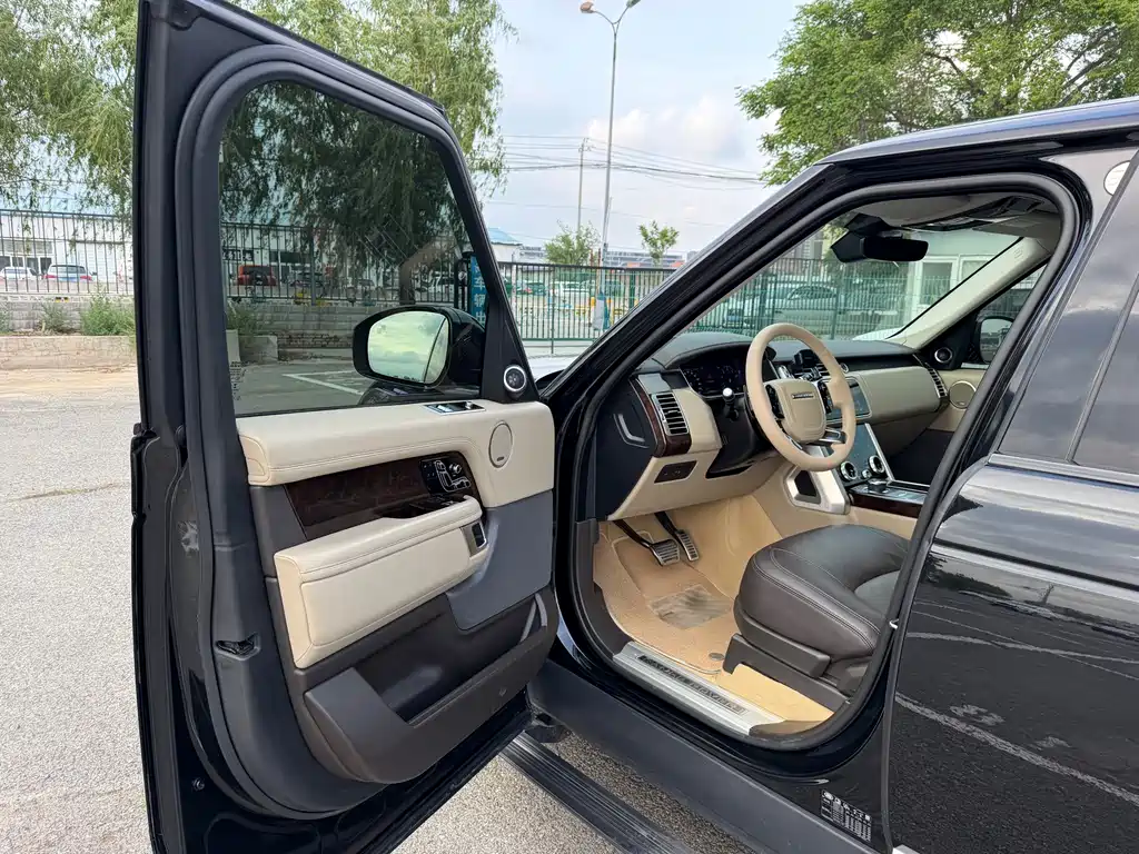 Range Rover 2022 3.0 L6 400PS Heritage Extended Classic Edition
