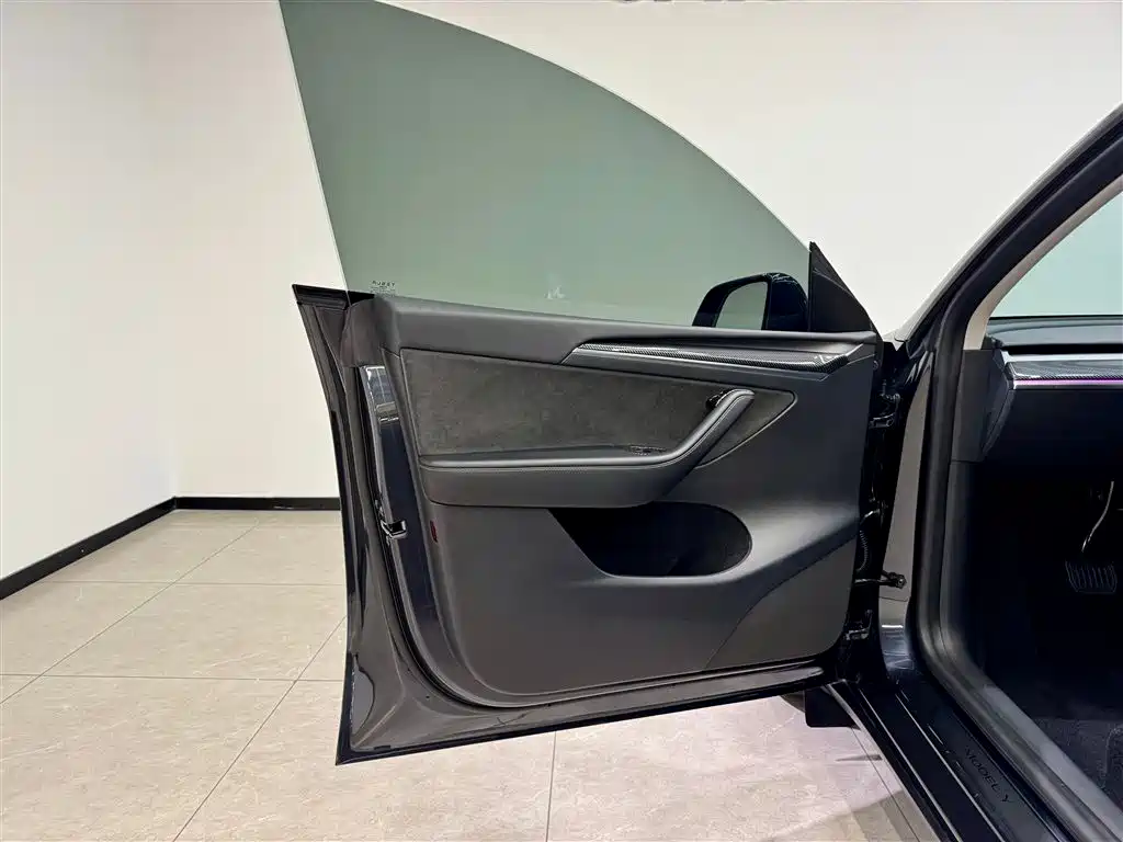 Tesla Model Y Long Range All-Wheel Drive