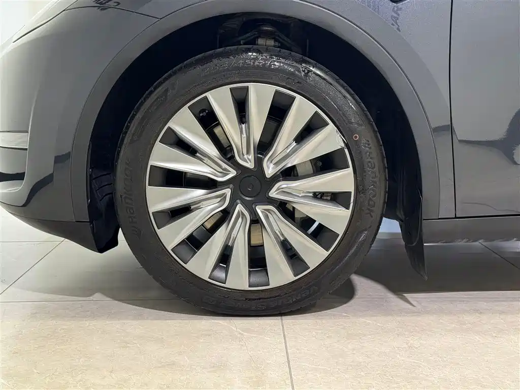 Tesla Model Y Long Range All-Wheel Drive