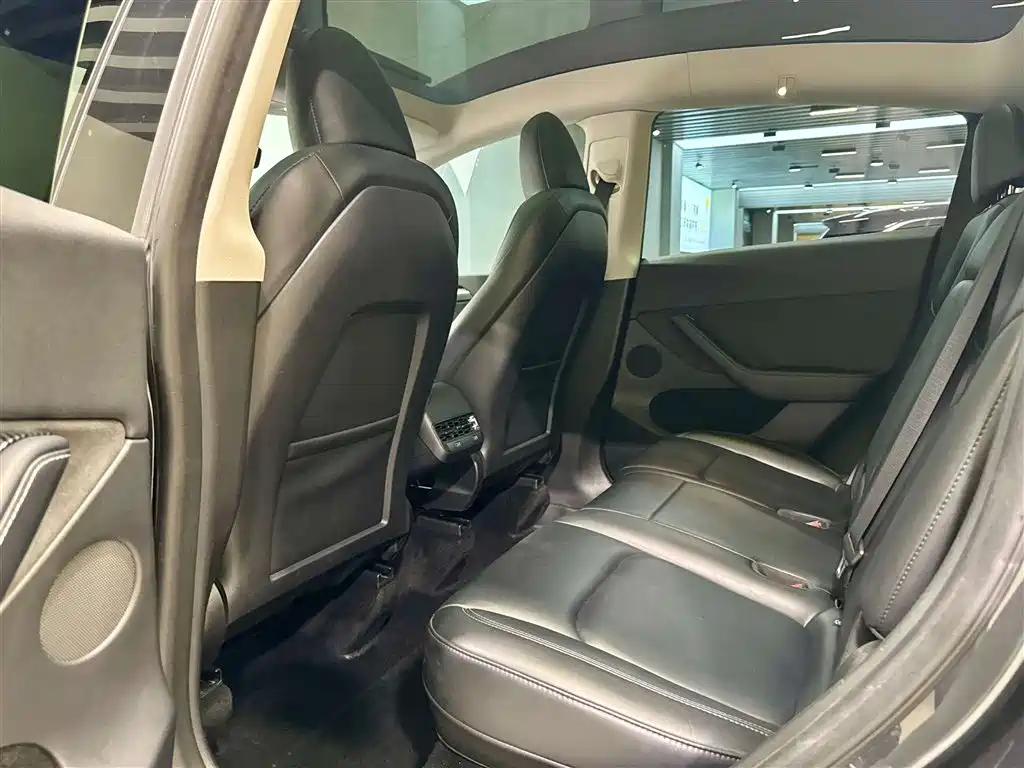 Tesla Model Y Long Range All-Wheel Drive