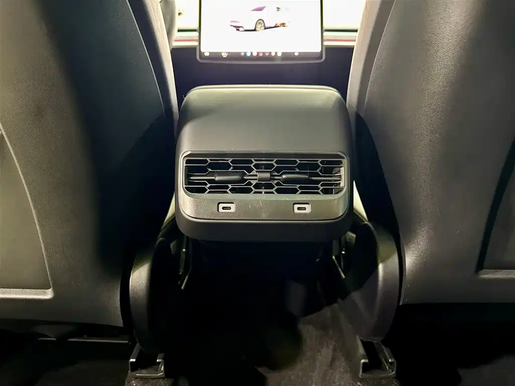 Tesla Model Y Long Range All-Wheel Drive