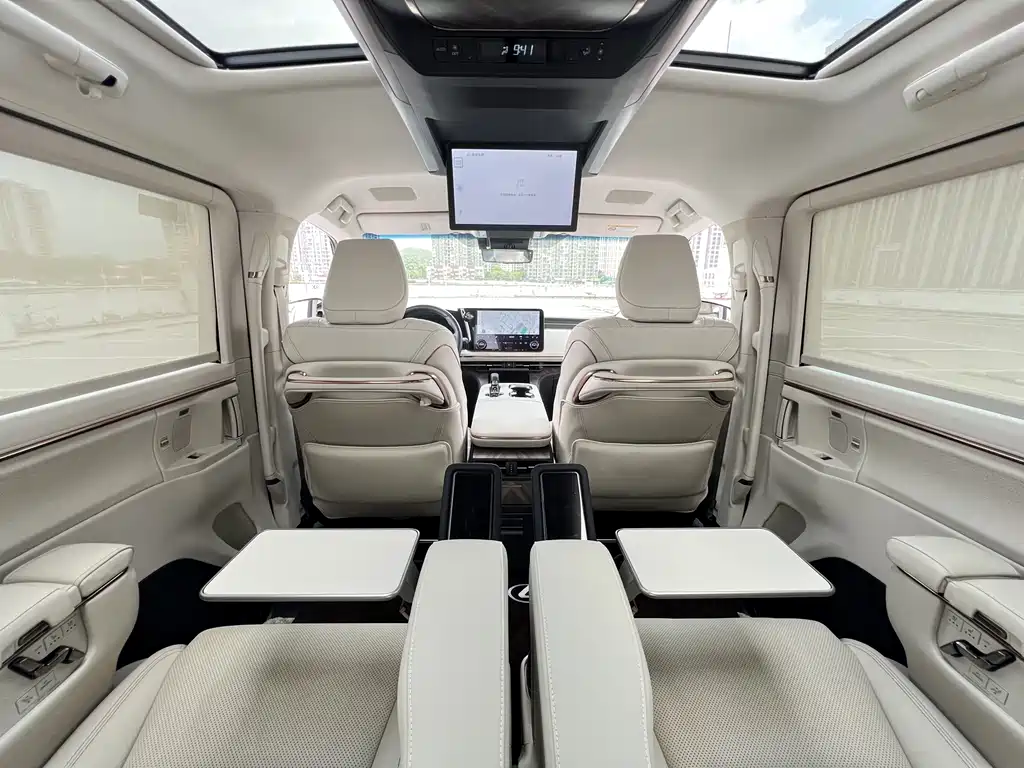 Lexus LM 2025 500h Six-Seater Executive