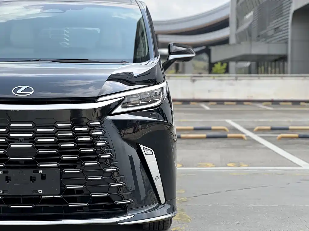 Lexus LM 2025 500h Six-Seater Executive