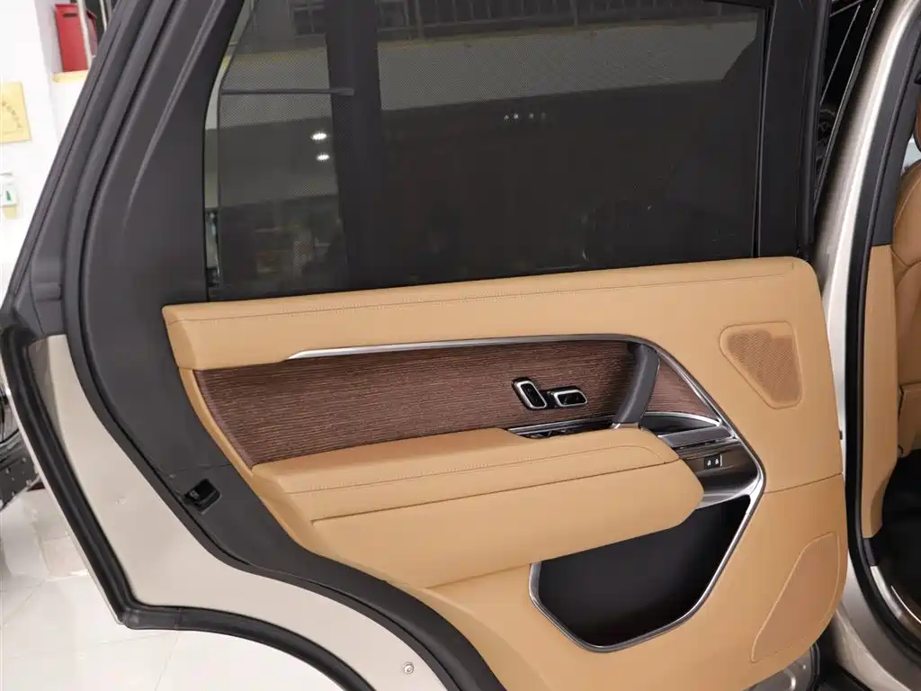 Range Rover 2025 3.0 L6 400PS Autobiography LWB