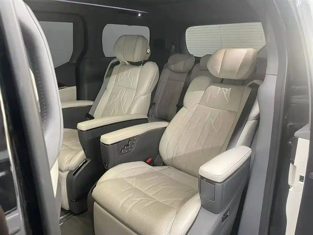 Zeekr 009 2024 7-Seater AWD 108kWh