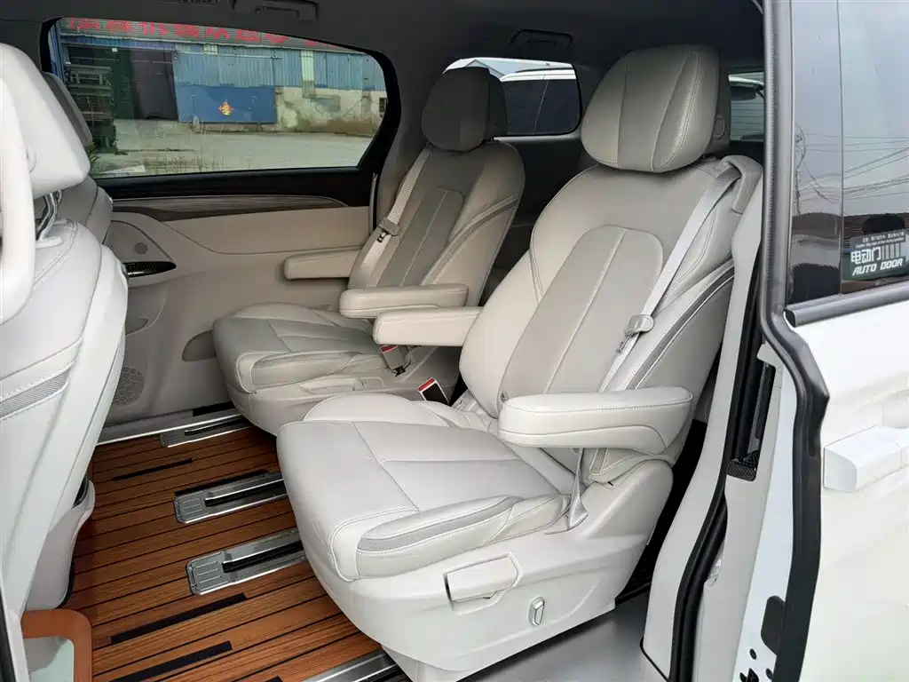 Buick GL8 ES Lu Zun Exclusive Harmony Edition