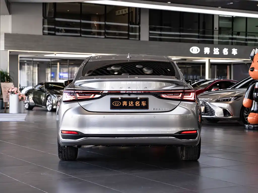 Lexus ES 300h Luxury 2025
