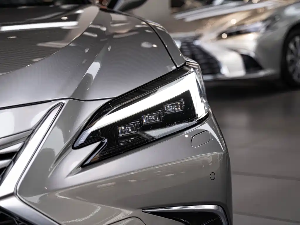 Lexus ES 300h Luxury 2025