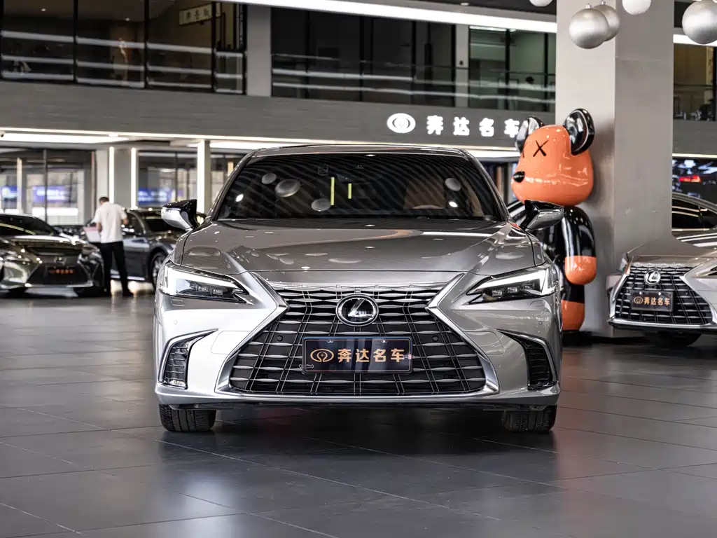Lexus ES 300h Luxury 2025