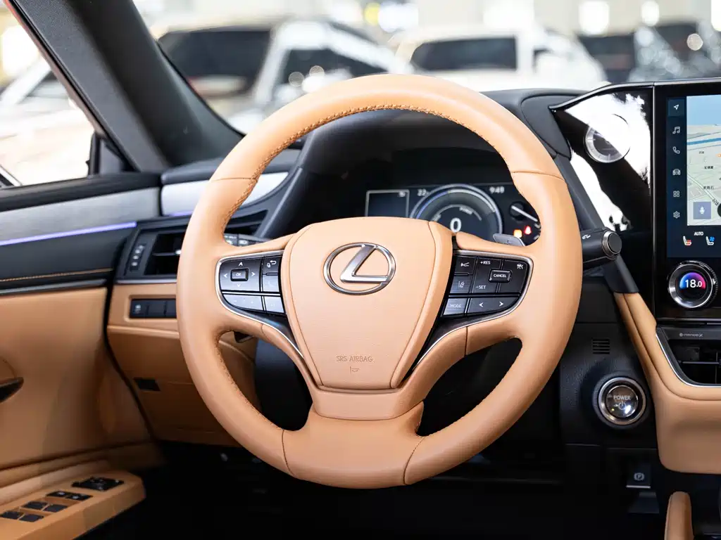 Lexus ES 300h Luxury 2025