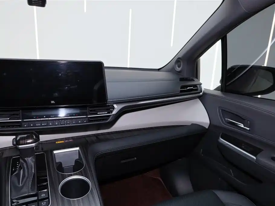 Toyota Granvia 2023 2.5L Hybrid Flagship VIP Edition