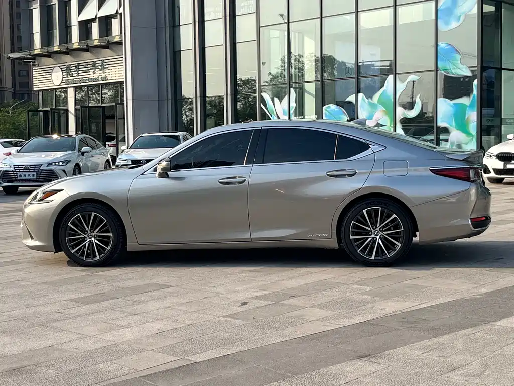 Lexus ES 2022 300h Premium Edition