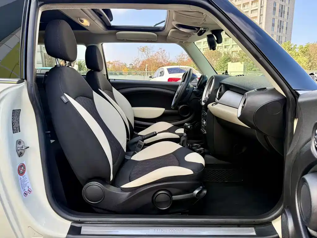 2011 MINI Cooper 1.6L Fun