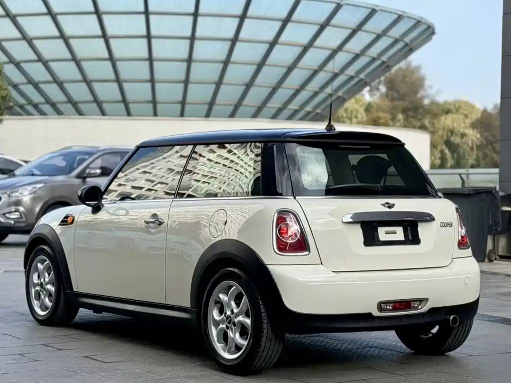 2011 MINI Cooper 1.6L Fun
