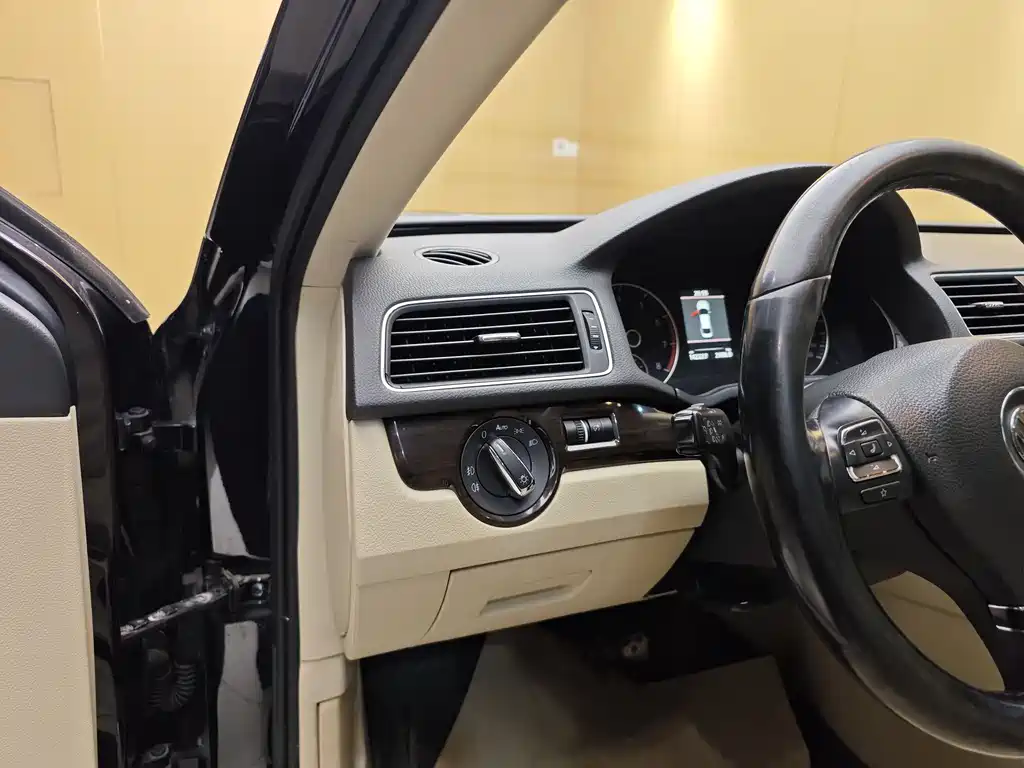 Volkswagen Passat 2015 1.8TSI DSG Yuzun Edition