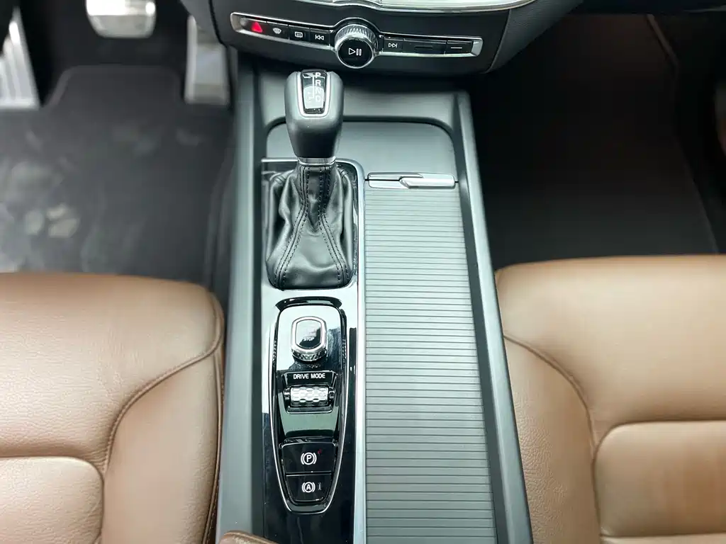 Volvo XC60 2020 T5 AWD Momentum Luxury Edition
