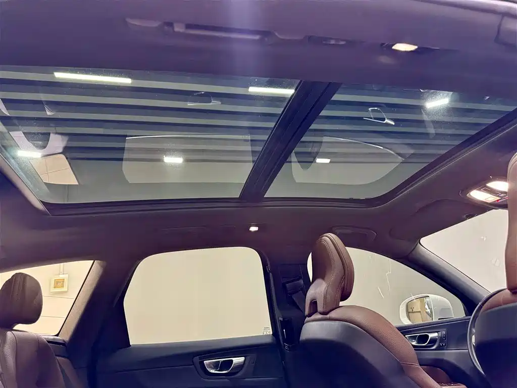 Volvo XC60 2022 B5 AWD Momentum Luxury Edition