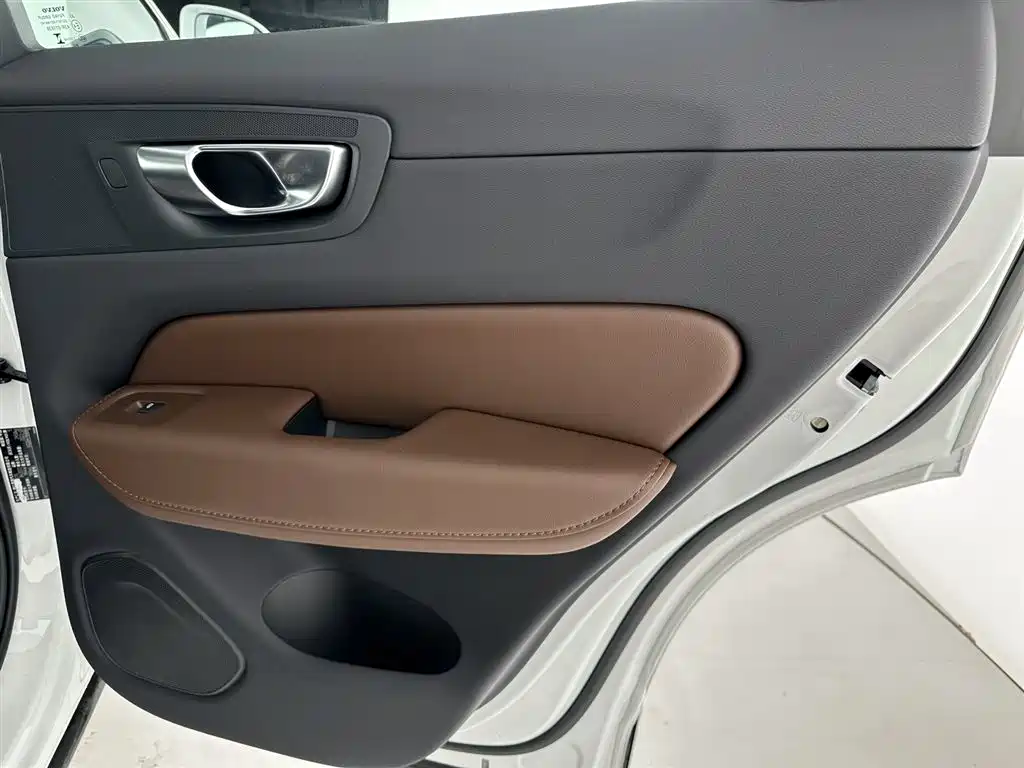Volvo XC60 2024 B5 AWD Momentum Luxury Edition