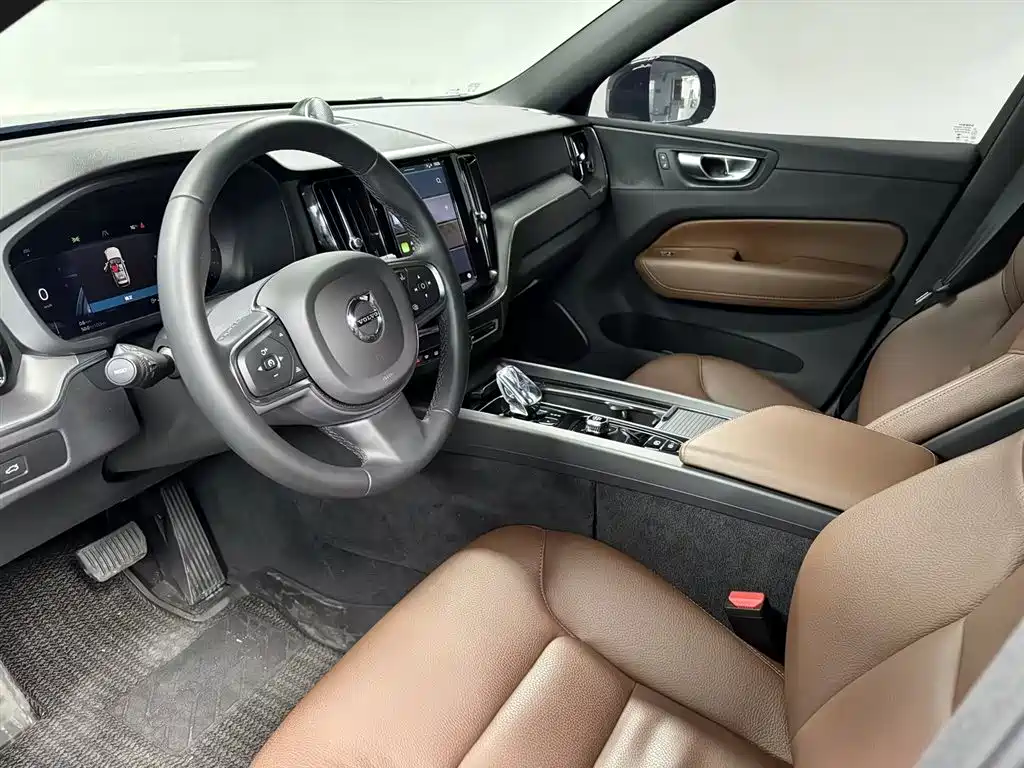 Volvo XC60 2024 B5 AWD Momentum