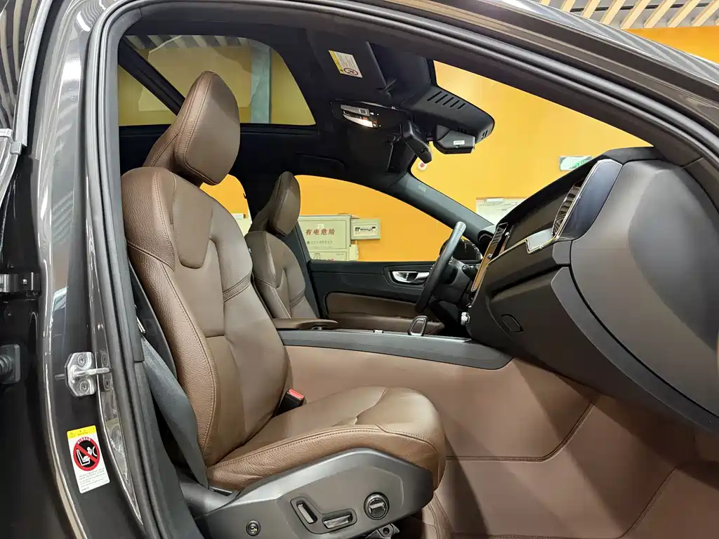 Volvo XC60 2022 B5 AWD Momentum Luxury Edition