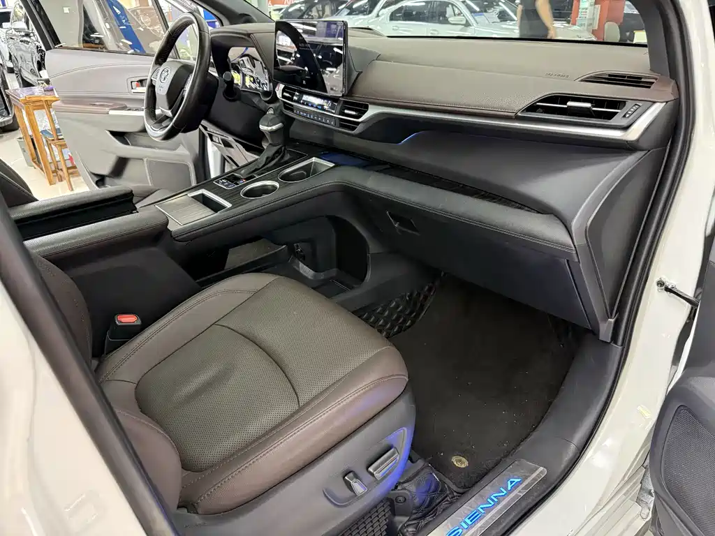 Sienna 2021 2.5L Hybrid Platinum Edition