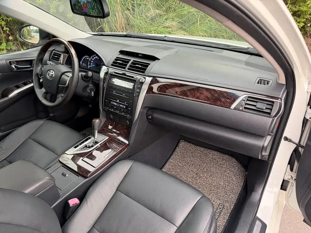 Toyota Camry 2015 2.0G Leading Edition