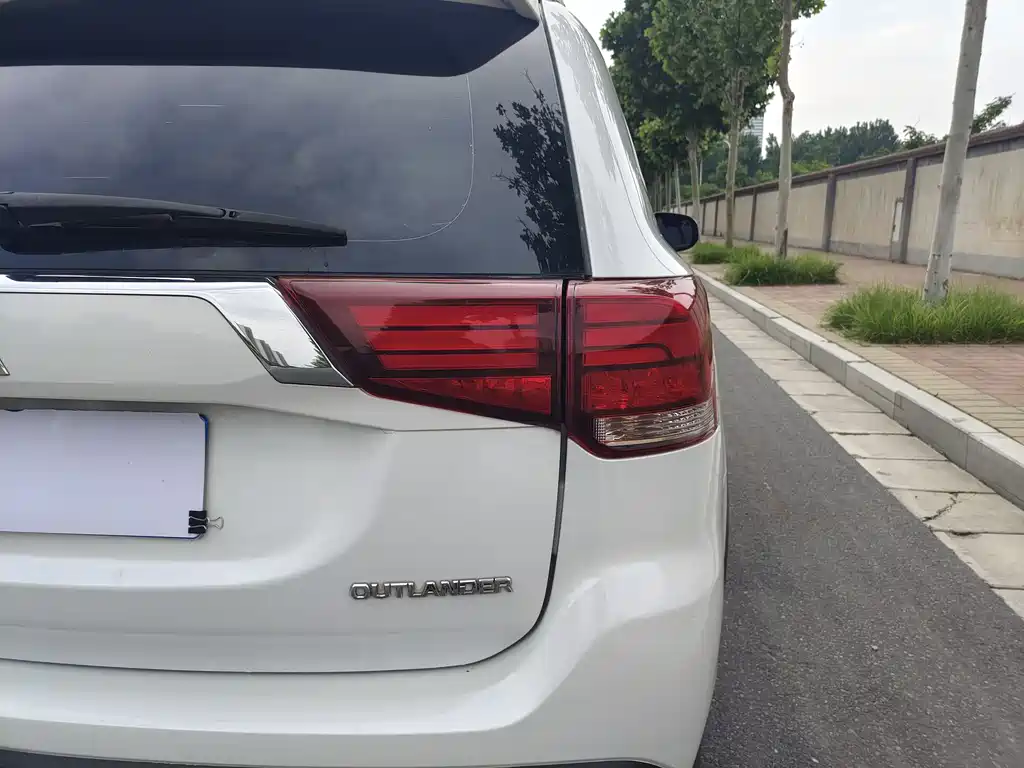2017 Mitsubishi Outlander 2.0L FWD Glory Edition 5-Seater