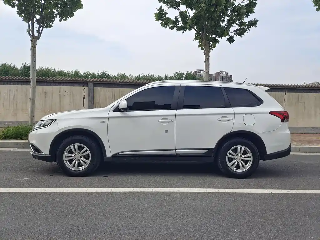 2017 Mitsubishi Outlander 2.0L FWD Glory Edition 5-Seater