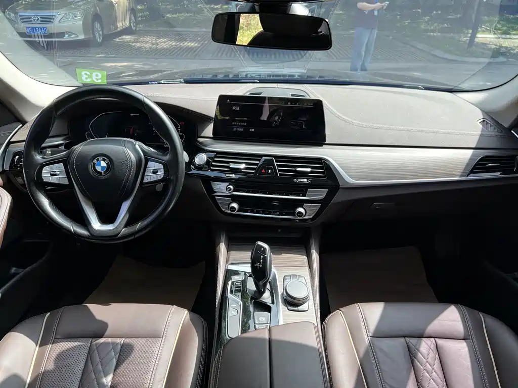 BMW 5 Series 2020 530Le Luxury Package