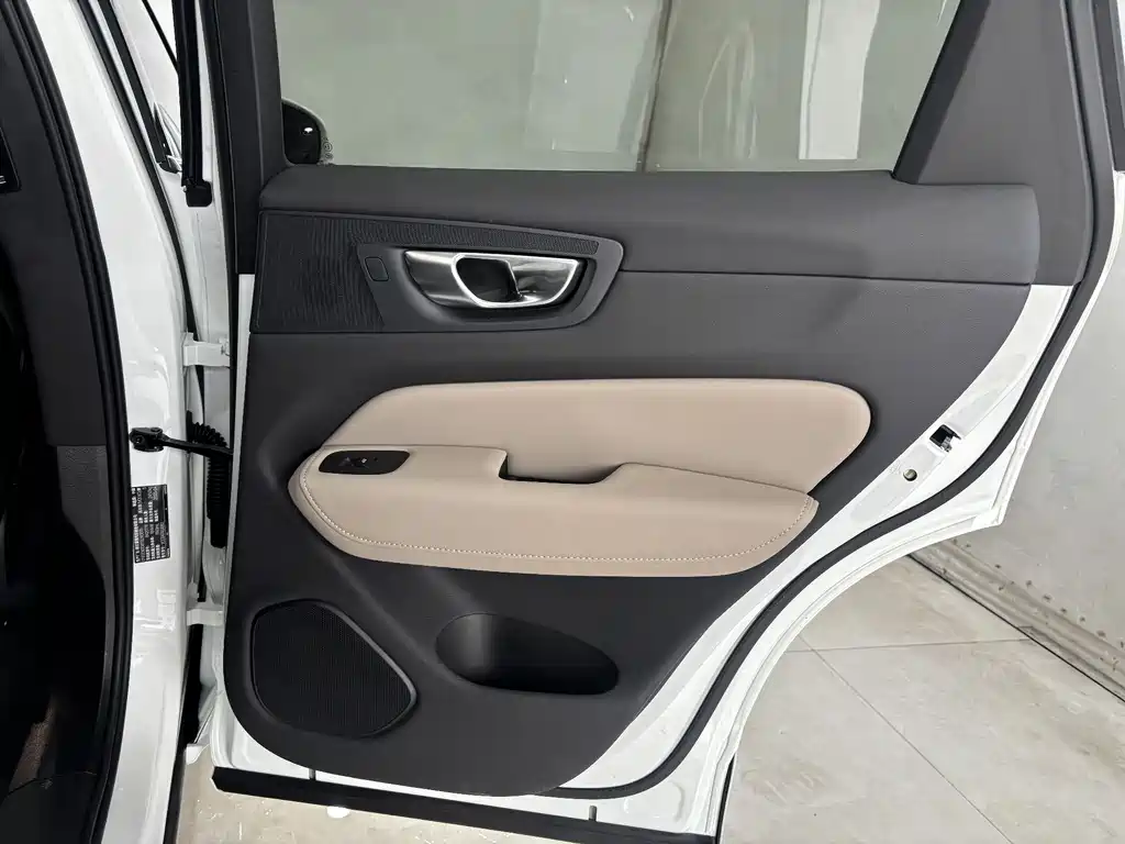 Volvo XC60 2026 B5 AWD Momentum Sport Edition