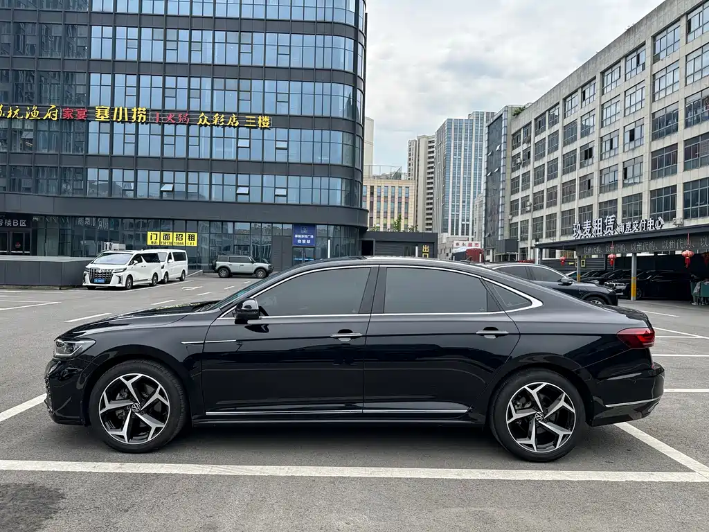 Volkswagen Passat 2023 330TSI Starlight Luxury Edition