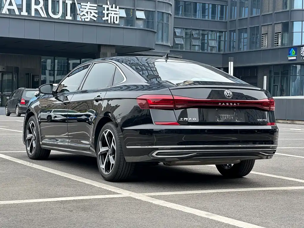 Volkswagen Passat 2023 330TSI Starlight Luxury Edition