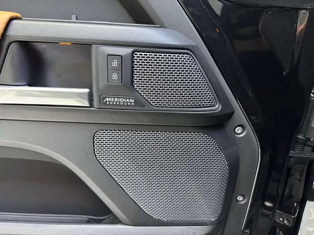 Land Rover Defender 110 5.0T V8 2024