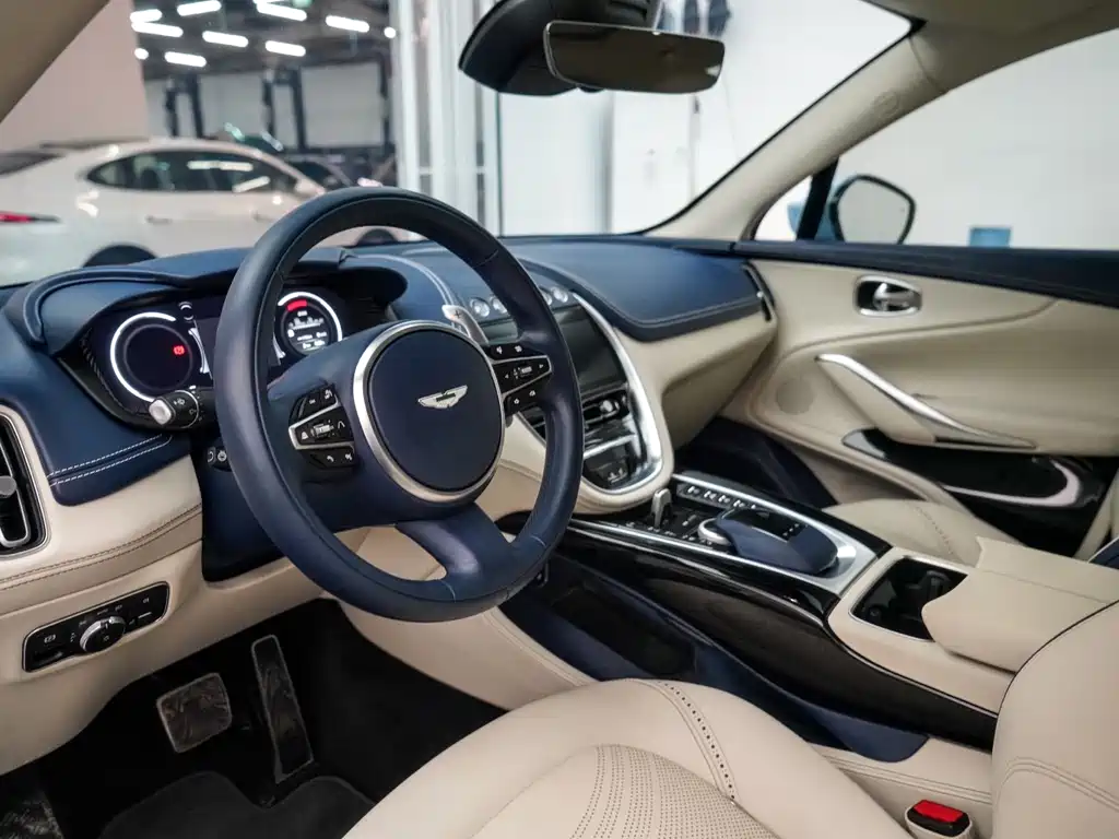 Aston Martin DBX 2022 3.0T STRAIGHT-SIX