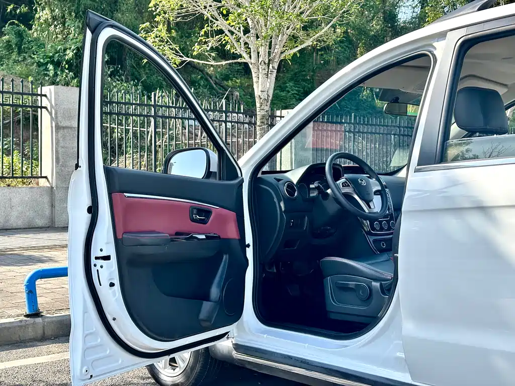 BAIC Huansu H2 2015 1.5L AMT Luxury BJ415C