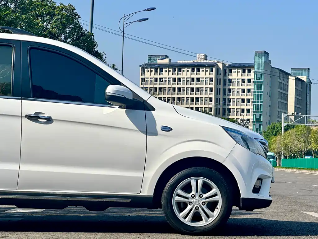 BAIC Huansu H2 2015 1.5L AMT Luxury BJ415C